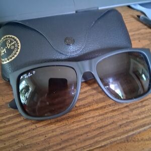 Ray-Ban JUSTIN'S. POLARIZED GREY TINTED FRAMES WITH BLACK RUBBERIZED FRAMES.
